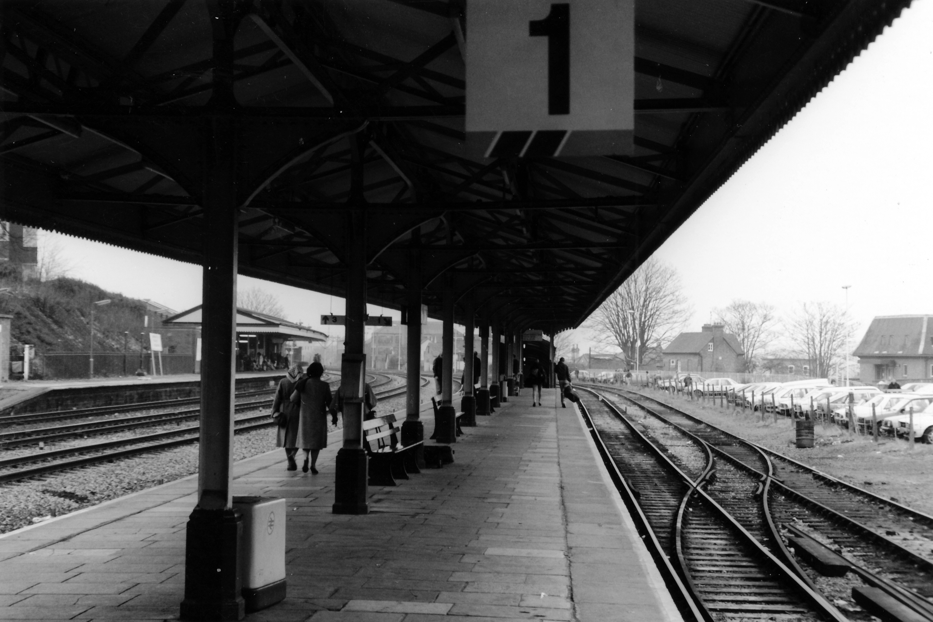 The view along platforms 1 and 2 at High Wycombe looking towards London